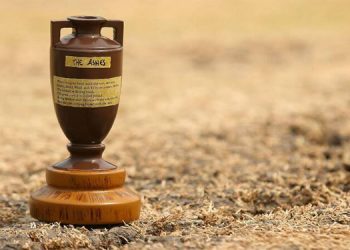 ആഷസ് ടെസ്റ്റ് ; രണ്ടാം ഇന്നിംഗ്സില് തകര്ന്ന് ഇംഗ്ലണ്ട് ; നാല് വിക്കറ്റ് നഷ്ടം