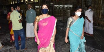 സാരിയില്‍ സുന്ദരിയായി തിരുമല തിരുപതി ക്ഷേത്രദര്‍ശനം നടത്തി ജാന്‍വി കപൂര്‍
