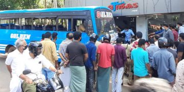 നിയന്ത്രണം വിട്ട ബസ് കടയിലേക്ക് പാഞ്ഞുകയറി ;   മൂന്ന് പേർക്ക് പരുക്ക്
