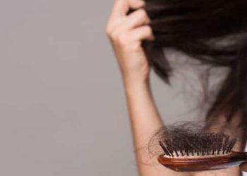 താരൻ അകറ്റാനും തലമുടി കൊഴിച്ചിൽ തടയാനും കിടിലനൊരു ഹെയര്‍ മാസ്ക്  !