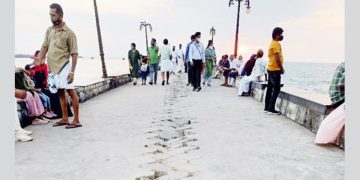 ബേപ്പൂർ പുലിമുട്ടിലെ ഇന്റർലോക്ക്‌ ഇളകി ; സഞ്ചാരികള്‍ സൂക്ഷിക്കുക