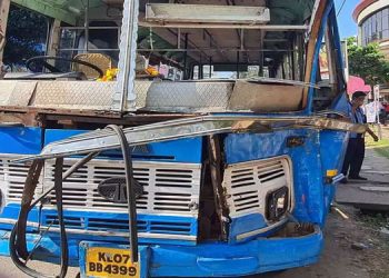 ആലുവയിൽ കെ.എസ്.ആർ.ടി.സി ബസിന് പിന്നിൽ സ്വകാര്യ ബസിടിച്ച് 14 പേർക്ക് പരിക്ക്