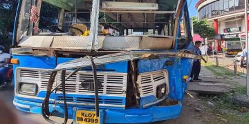 ആലുവയിൽ കെ.എസ്.ആർ.ടി.സി ബസിന് പിന്നിൽ സ്വകാര്യ ബസിടിച്ച് 14 പേർക്ക് പരിക്ക്
