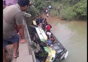 ആന്ധ്രപ്രദേശില്‍ ബസ് പുഴയിലേക്ക് മറിഞ്ഞ് 9  പേർ മരിച്ചു
