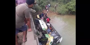 ആന്ധ്രപ്രദേശില്‍ ബസ് പുഴയിലേക്ക് മറിഞ്ഞ് 9  പേർ മരിച്ചു