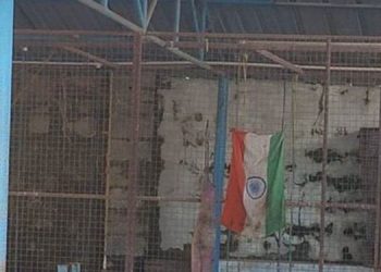 ‘ ചിക്കന് സ്റ്റാളില് കൈതുടക്കാന് ഉപയോഗിച്ചു ‘ ; ദേശീയപതാകയെ അവഹേളിച്ചതായി ആരോപണം