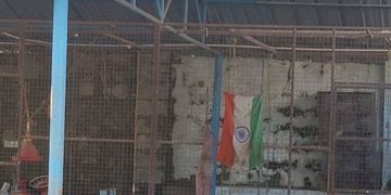 ‘ ചിക്കന്‍ സ്റ്റാളില്‍ കൈതുടക്കാന്‍ ഉപയോഗിച്ചു ‘ ; ദേശീയപതാകയെ അവഹേളിച്ചതായി ആരോപണം