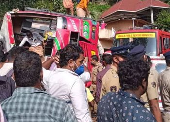 ശബരിമല തീർഥാടകർ സഞ്ചരിച്ച ബസ് മറിഞ്ഞ് 15 പേർക്ക് പരിക്ക്