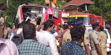 ശബരിമല തീർഥാടകർ സഞ്ചരിച്ച ബസ് മറിഞ്ഞ് 15 പേർക്ക് പരിക്ക്