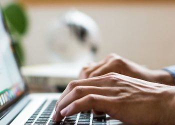 ഒമിക്രോൺ ഭീതിയിൽ തകർന്നടിഞ്ഞ് ഓഹരിവിപണി ; സെൻസെക്സ് 1100ലേറെ പോയന്റ് നഷ്ടം