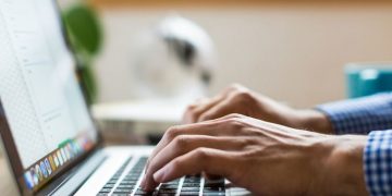 ഒമിക്രോൺ ഭീതിയിൽ തകർന്നടിഞ്ഞ് ഓഹരിവിപണി ;  സെൻസെക്സ് 1100ലേറെ പോയന്‍റ് നഷ്ടം