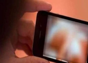 മദ്യപിച്ച് ലക്കുകെട്ട് പ്ലസ് ടു വിദ്യാര്ത്ഥികളുടെ ഗ്രൂപ്പില് പോണ് വീഡിയോ ഷെയര് ചെയ്തു ; അധ്യാപകനെതിരെ കേസ്