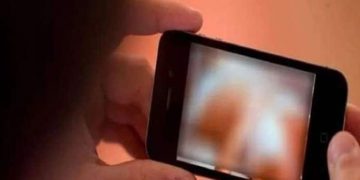 മദ്യപിച്ച് ലക്കുകെട്ട് പ്ലസ് ടു വിദ്യാര്‍ത്ഥികളുടെ ഗ്രൂപ്പില്‍ പോണ്‍ വീഡിയോ ഷെയര്‍ ചെയ്തു ;  അധ്യാപകനെതിരെ കേസ്