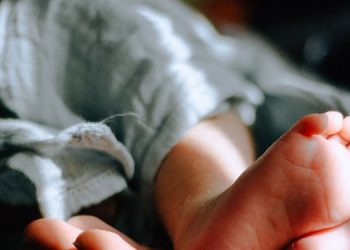 യുട്യൂബ് വിഡിയോ നോക്കി യുവതിയുടെ പ്രസവമെടുക്കാൻ ഭർത്താവിന്റെ ശ്രമം ; കുഞ്ഞ് മരിച്ചു