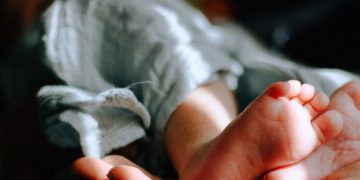 യുട്യൂബ് വിഡിയോ നോക്കി യുവതിയുടെ പ്രസവമെടുക്കാൻ ഭർത്താവിന്‍റെ ശ്രമം ;  കുഞ്ഞ് മരിച്ചു