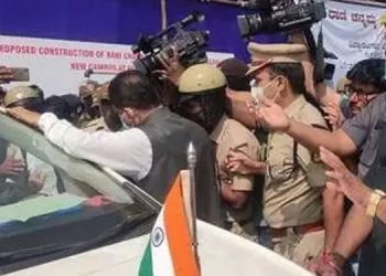 വാഗ്ദാനം ചെയ്ത ലാപ്ടോപ് നൽകിയില്ല ; കർണാടക മുഖ്യമന്ത്രിയെ തടഞ്ഞ് വിദ്യാർഥികൾ