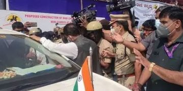 വാഗ്ദാനം ചെയ്ത ലാപ്ടോപ് നൽകിയില്ല ; കർണാടക മുഖ്യമന്ത്രിയെ തടഞ്ഞ് വിദ്യാർഥികൾ