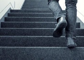 മൂന്നാം നിലയിൽ നിന്ന് ചാടിയ ബംഗ്ലാദേശ് സ്വദേശി ഗുരുതരാവസ്ഥയിൽ