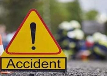 പാലക്കാട്ട് ലോറിക്ക് പിന്നിൽ കാറിടിച്ച് രണ്ട് പേർ മരിച്ചു :  ഒരാൾ ഗുരുതരാവസ്ഥയിൽ