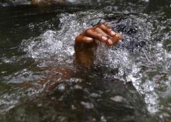 കായലിൽ മുങ്ങിത്താഴ്ന്ന വീട്ടമ്മയെ ഹൗസ്ബോട്ട് ജീവനക്കാർ രക്ഷപെടുത്തി