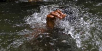 കായലിൽ മുങ്ങിത്താഴ്ന്ന വീട്ടമ്മയെ ഹൗസ്ബോട്ട് ജീവനക്കാർ രക്ഷപെടുത്തി