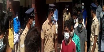 കിഴക്കമ്പലം അക്രമം ;  കിറ്റെക്സ് തൊഴിലാളികളെ കോടതിയിൽ ഹാജരാക്കി  ,  കോടതിക്ക് മുന്നിൽ നാട്ടുകാരുടെ പ്രതിഷേധം