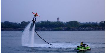 ബേപ്പൂർ വാട്ടർ ഫെസ്റ്റ്  ;  ജലമാജിക്കുമായി  ഫ്ലയിങ് ബോർഡ് പ്രദർശനം