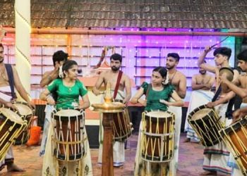 മേള വിസ്മയം തീർത്ത്  പെൺകുട്ടികളുടെ ഇരട്ട തായമ്പക