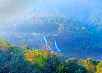 അതിരപ്പിള്ളി വെള്ളച്ചാട്ടം നേർത്തു  ;  സഞ്ചാരികൾക്ക് നിരാശ