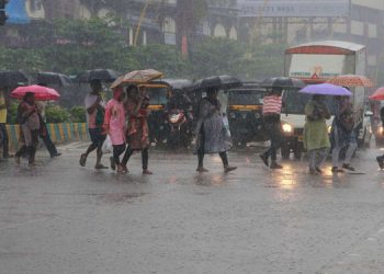 തമിഴ്നാട്ടില് കനത്ത മഴ : നാല് ജില്ലകളില് അവധി ; മൂന്ന് മരണം
