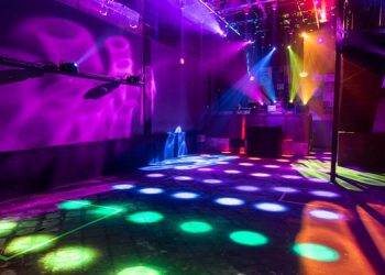 മുംബൈയിൽ ഡാൻസ്‌ ബാറിലെ രഹസ്യ അറയിൽ 17 യുവതികൾ  ;   ജീവനക്കാരടക്കം 22 പേർ പിടിയിൽ