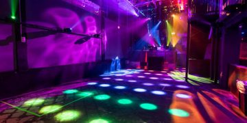 മുംബൈയിൽ ഡാൻസ്‌ ബാറിലെ രഹസ്യ അറയിൽ 17 യുവതികൾ  ;   ജീവനക്കാരടക്കം 22 പേർ പിടിയിൽ