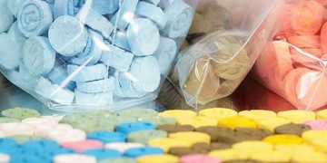 വൻ ലഹരിമരുന്ന് വേട്ട ;  ആലുവയിൽ രണ്ട് കിലോയിലധികം എംഡിഎംഎയുമായി യുവാക്കൾ പിടിയിൽ