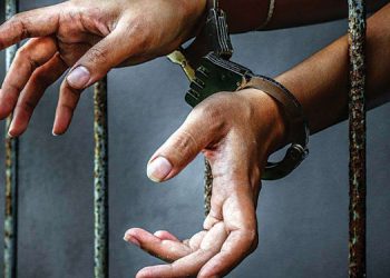 ഫോണ് മോഷ്ടിച്ചെന്ന് ആരോപിച്ച് യുവാവിനെ തലകീഴായി കെട്ടിയിട്ട് മര്ദിച്ചു ; 6 പേര് അറസ്റ്റില്