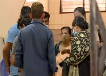 കണ്ണൂർ കക്കാട് ഭർത്താവ് ഭാര്യയെയും മകളെയും വെട്ടിപരിക്കേൽപ്പിച്ചു