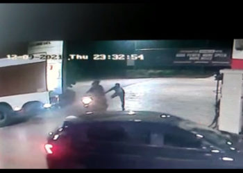 പെട്രോള്‍ പമ്പില്‍ നിന്ന് ബൈക്കിലെത്തിയ സംഘം അരലക്ഷം രൂപ തട്ടിപ്പറിച്ചു ; സംഭവം ഇന്നലെ അര്‍ദ്ധരാത്രി