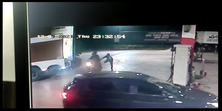 പെട്രോള്‍ പമ്പില്‍ നിന്ന് ബൈക്കിലെത്തിയ സംഘം അരലക്ഷം രൂപ തട്ടിപ്പറിച്ചു ; സംഭവം ഇന്നലെ അര്‍ദ്ധരാത്രി