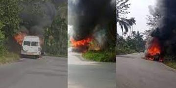 ഓടികൊണ്ടിരുന്ന ടെമ്പോ ട്രാവലറിന് ചുരത്തില്‍വെച്ച് തീപിടിച്ചു ; വാഹനം കത്തിനശിച്ചു