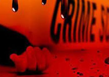 മദ്യപിച്ച് മകന് കണ്ണാടിമേശ തകര്ത്തു ; മദ്യലഹരിയിലായിരുന്ന പിതാവ് പൊട്ടിയ കണ്ണാടി കൊണ്ട് മകനെ കുത്തി