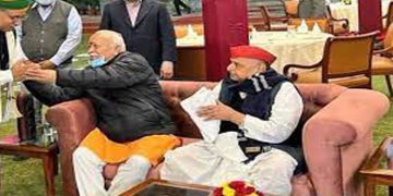 മുലായം സിങ്ങും മോഹന്‍ ഭഗവതും ഒരുമിച്ച് ;  യുപി തെരഞ്ഞെടുപ്പില്‍ രാഷ്ട്രീയ ആയുധമായി ഒരു ഫോട്ടോ