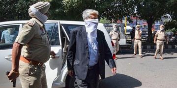 ഓണ്‍ലൈന്‍ വിചാരണയില്‍ പങ്കെടുത്തത് കിടക്കയില്‍ കിടന്നുകൊണ്ട്  ;  മുന്‍ ഡിജിപിക്ക് കോടതിയുടെ താക്കീത്