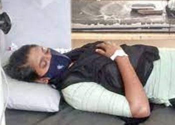 കൊല്ലാൻ ശ്രമിച്ചു ,  പരാതിയില്‍ നടപടിയില്ല ; പോലീസ് സ്റ്റേഷനു മുന്നില്‍ യുവതിയുടെ ആത്മഹത്യാശ്രമം