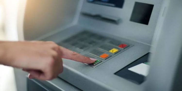 തോന്നും പോലെ വലിക്കല്ലേ ,  കൈ പൊള്ളും !  എടിഎം വഴിയുള്ള പണം പിൻവലിക്കൽ നിരക്ക് കൂടുന്നു