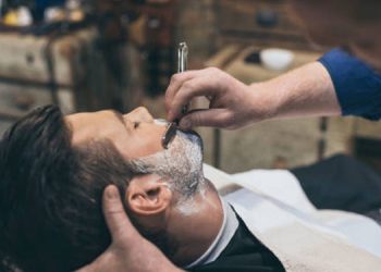 ഷേവ് ചെയ്യാനെത്തിയ യുവാവിന്‍റെ കണ്ണിൽ മുളകുപൊടി എറിഞ്ഞ് മാല കവർന്നു