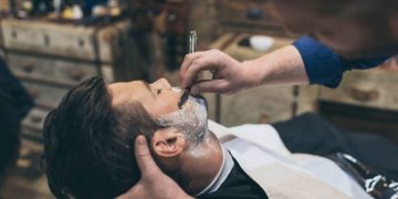 ഷേവ് ചെയ്യാനെത്തിയ യുവാവിന്‍റെ കണ്ണിൽ മുളകുപൊടി എറിഞ്ഞ് മാല കവർന്നു