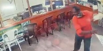 കൂറുമാറിയ കോണ്‍ഗ്രസ് അംഗത്തിന്‍റെ സ്ഥാപനത്തിനെതിരെ ആക്രമണം  ;  കമ്പ്യൂട്ടറുകളും ഉപകരണങ്ങളും തകര്‍ത്തു