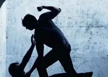 ആറ്റിൽ കുളിക്കാൻ പോയപ്പോൾ മദ്യപ സംഘം നഗ്നനാക്കി കെട്ടിയിട്ട് മർദിച്ചെന്ന് വിദ്യാർഥി  ;  കേസെടുക്കാതെ പോലീസ്