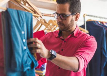 ഇഷ്ടപ്പെട്ടതു ധരിച്ചാലേ ആത്മവിശ്വാസം തോന്നൂ ; ഷർട്ട് തിരഞ്ഞെടുക്കുമ്പോൾ ശ്രദ്ധിക്കാൻ