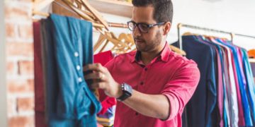 ഇഷ്ടപ്പെട്ടതു ധരിച്ചാലേ ആത്മവിശ്വാസം തോന്നൂ ; ഷർട്ട് തിരഞ്ഞെടുക്കുമ്പോൾ ശ്രദ്ധിക്കാൻ