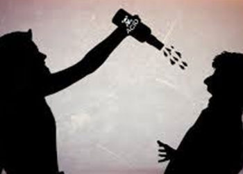 കാമുകൻ വിവാഹിതൻ ;  മുഖത്ത് ആസിഡ് ഒഴിച്ച് പ്രതികാരം ചെയ്ത് യുവതി